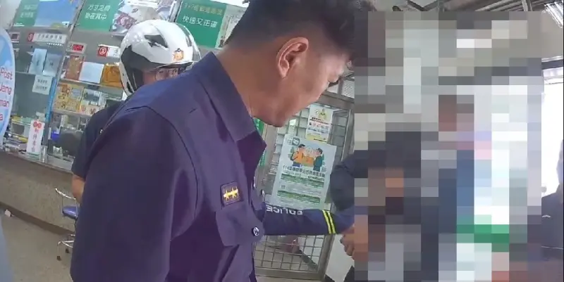 ▲邱姓男子在高市楠梓新路的郵局提款機前邊領錢邊講手機，領了9萬8000元，被巡邏經過員警關心，意外識破為車手。(圖／記者郭凱杰翻攝)