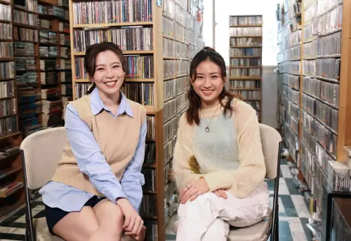 9m88、劉品言 ▲9m88(右)透露小時候參加歌唱比賽,劉品言(左)以活動代言人的身分在台下為參賽者加油,彼此在10幾歲時已經見過面。(圖/鏡電視提供)