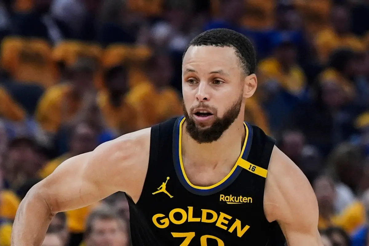 ▲火箭主帥Ime Udoka靈活調整防守策略，採用「Box and 1」聯防並配合雙塔收縮禁區，不僅有效鎖死Stephen Curry，也徹底摧毀了勇士半場進攻的節奏。勇士在搶七必須想到辦法來破局。（圖／美聯社／達志影像）