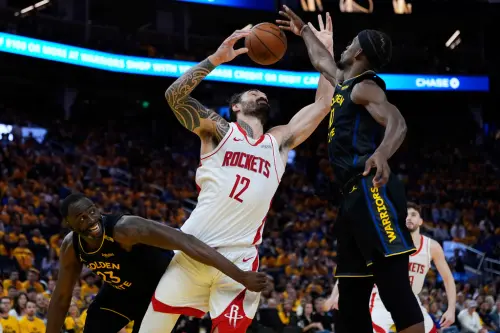 ▲休士頓火箭靠著Steven Adams與Alperen Sengun的雙塔體系，再度成功限制金州勇士內線進攻，勇士很難鞏固籃板。（圖／美聯社／達志影像）