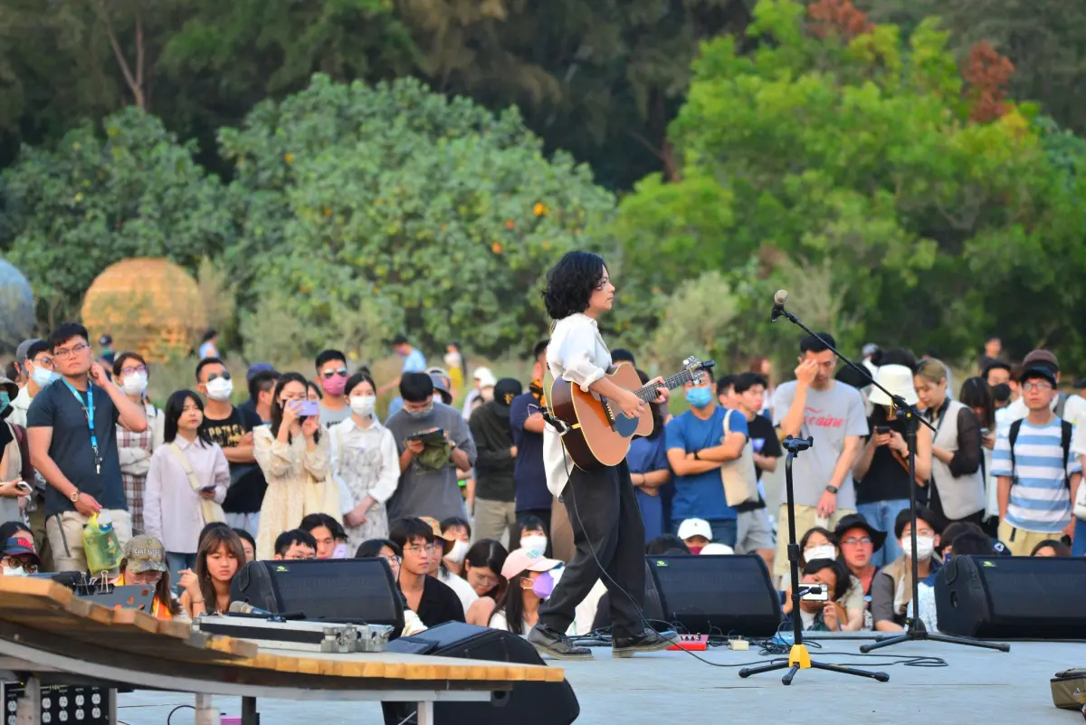 ▲「2025漁光島生活節」於今天5月3日～5月11日登場，邀集美秀集團、脆樂團等11組深受年輕世代喜愛的音樂人演出，圖為2023年盛況。本文整理音樂節卡司、交通與接駁、交通管制等資訊一次看。（圖／取自漁光島生活節臉書）