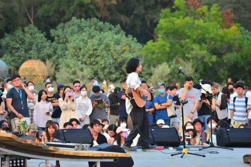 ▲「2025漁光島生活節」於今天5月3日～5月11日登場，邀集美秀集團、脆樂團等11組深受年輕世代喜愛的音樂人演出，圖為2023年盛況。本文整理音樂節卡司、交通與接駁、交通管制等資訊一次看。（圖／取自漁光島生活節臉書）