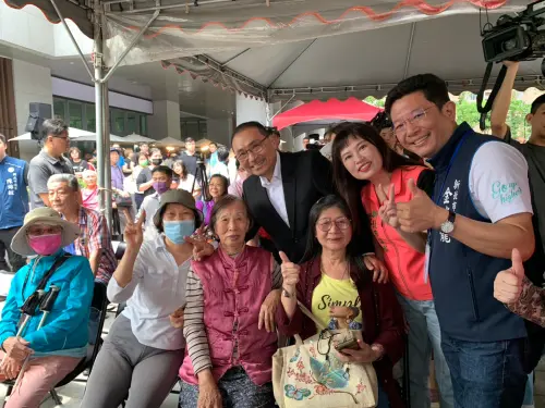 ▲市長與社宅住戶及民意代表合影。