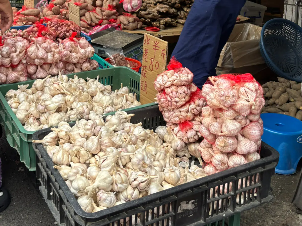 ▲台灣蒜頭（大蒜）目前批發價正處年度最低水位，傳統菜市場雲林北港蒜頭半斤80元。（圖／記者徐銘穗攝,2025.05.01）