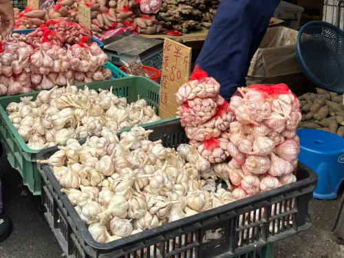 ▲蒜頭,大蒜,菜市場,傳統市場,早市,淡水。（圖／記者徐銘穗攝,2025,05,01）