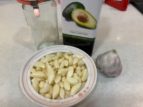 ▲油封蒜頭材料很簡單，只要有油跟蒜頭就搞定，沒有乾辣椒、迷迭香等香料也沒關係。（圖／記者徐銘穗攝）