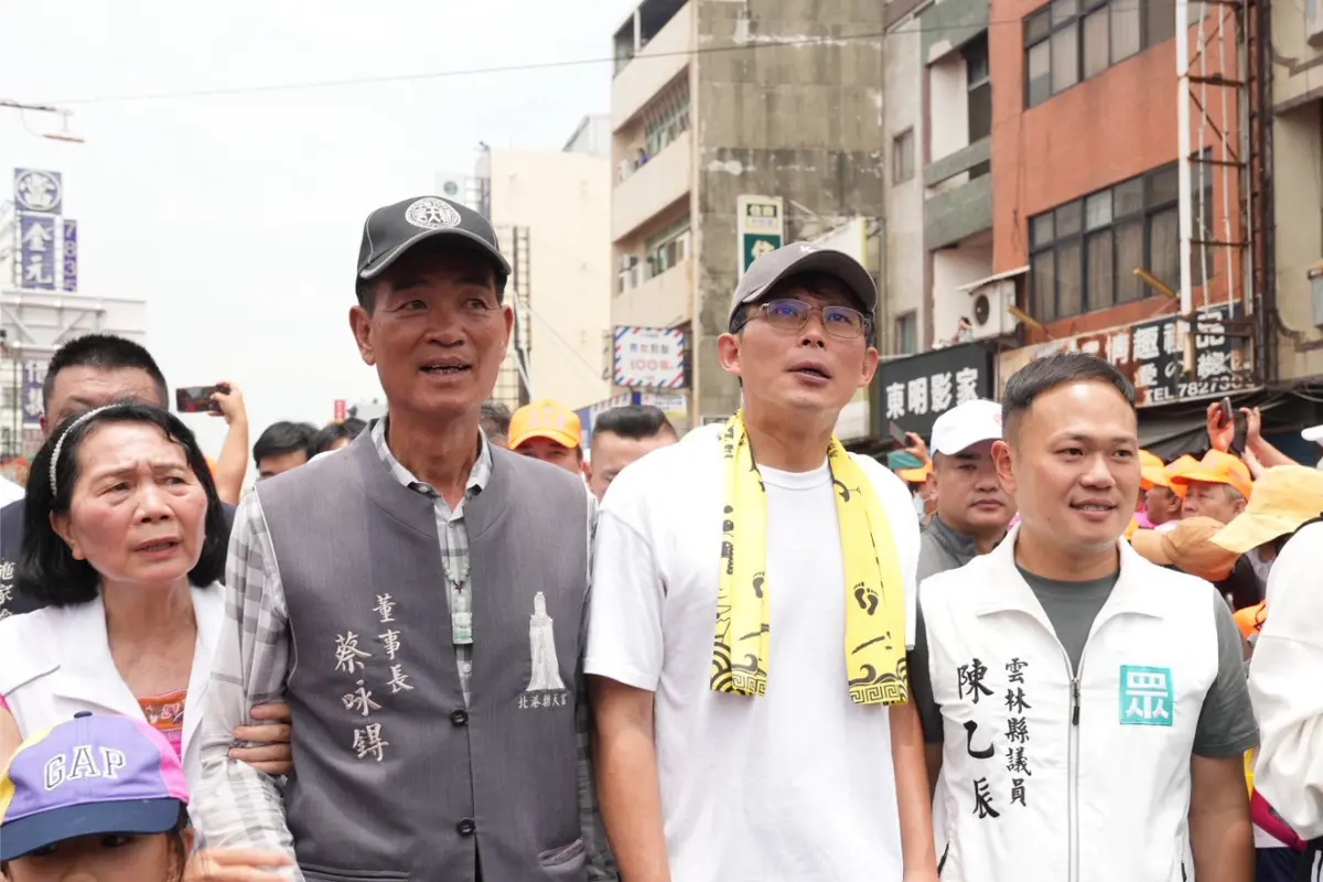 ▲民眾黨主席黃國昌今年初喪父，而服喪守孝期未滿一年卻現身白沙屯媽祖進香，引發熱議。（圖／民眾黨提供）