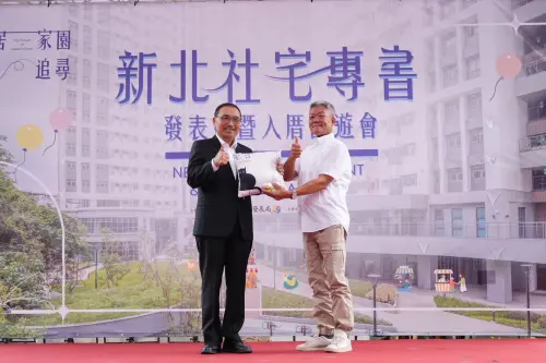 ▲市長與中和安邦住戶代表王先生合照。（圖／新北城鄉局提供）
