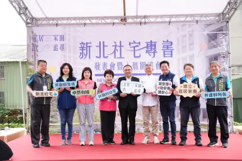 ▲市長與住戶代表、中和區民意代表、區長及里長合照。（圖／新北城鄉局提供）