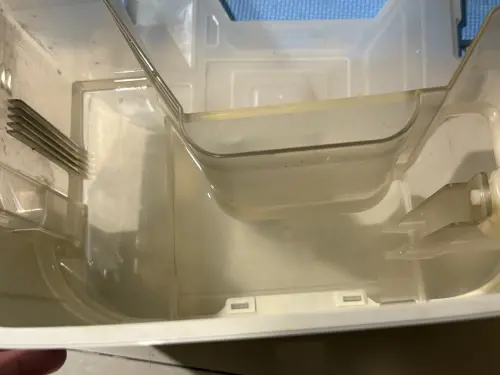 ▲其實除濕機的冷凝水可能有很多污染物，不可以拿來當飲用水。（示意圖／記者張家瑋攝）