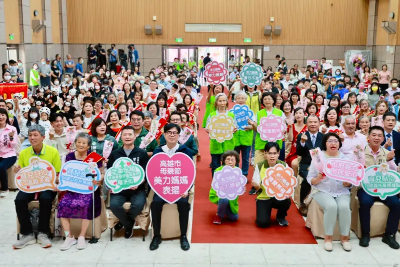 ▲陳其邁出席「美力媽媽」頒獎典禮，表揚辛苦偉大的母親，同時市府持續在政策、法規及各項補助上更加貼心與創新，期盼分擔媽媽的辛勞。（圖／高市府提供）