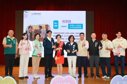 ▲陳其邁頒發表揚涵蓋毅力、新力、自力、給力、魔力、多力及活力等7類共40位模範母親的卓越奉獻。(圖/高市府提供) ▲陳其邁頒發表揚涵蓋毅力、新力、自力、給力、魔力、多力及活力等7類共40位模範母親的卓越奉獻。(圖/高市府提供)