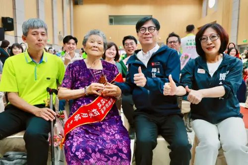 ▲柯陳月英女士在丈夫病逝後,獨力扶養孩子與公婆,白天務農、四處打工,仍樂觀以對,鼓勵子女努力向前。(圖/高市府提供) ▲柯陳月英女士在丈夫病逝後,獨力扶養孩子與公婆,白天務農、四處打工,仍樂觀以對,鼓勵子女努力向前。(圖/高市府提供)