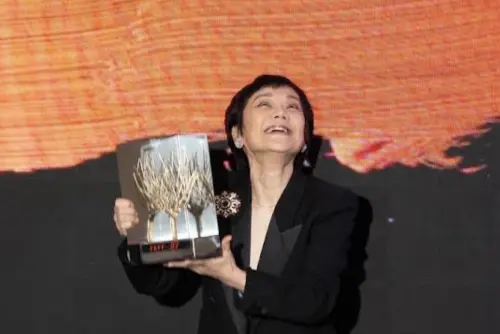 ▲張艾嘉在義大利的烏迪內遠東國際影展獲頒金桑樹終身成就獎，開心上台接受殊榮。（圖／烏迪內遠東國際影展提供）