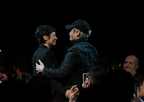 ▲與張艾嘉（左）同樣在今年義大利烏迪內遠東國際影展獲頒金桑樹終身成就獎的徐克（右），開心恭喜她，兩人昔日名作《上海之夜》也以4K修復版在影展放映。（圖／烏迪內遠東國際影展提供）