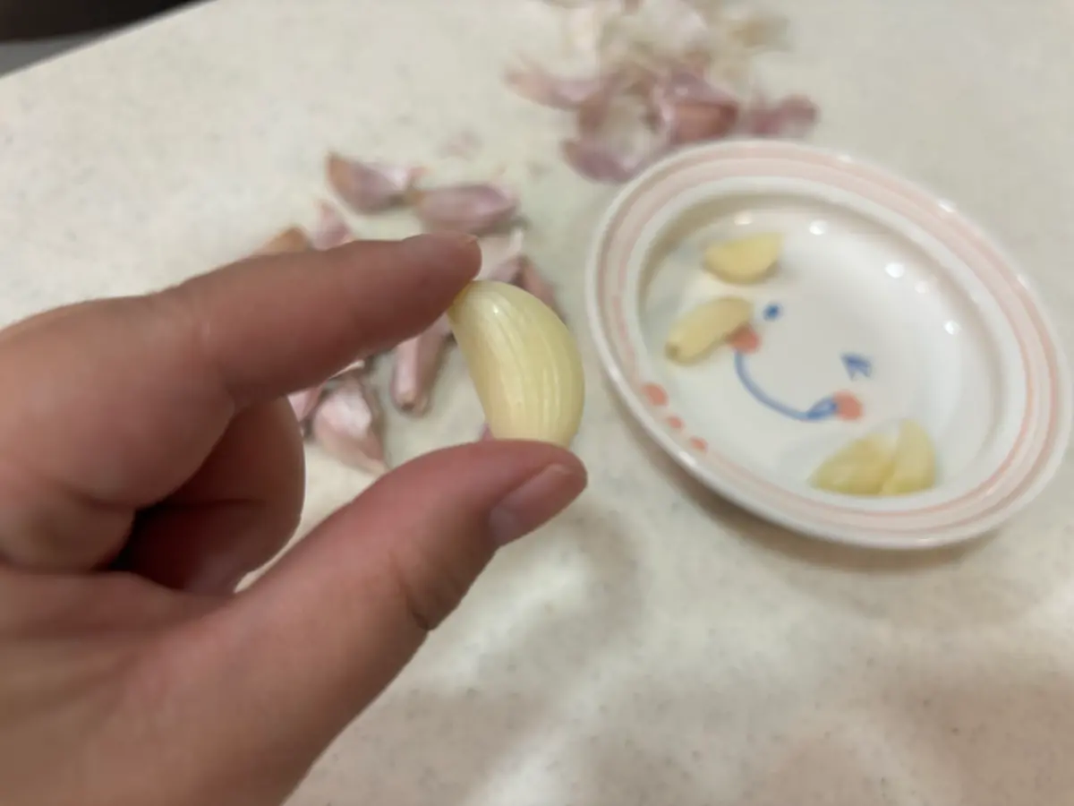 ▲想做糖醋蒜、油封蒜、蒜頭雞等，都得用完整的去皮蒜仁，如何快速剝蒜頭引發討論。（圖／記者徐銘穗攝）