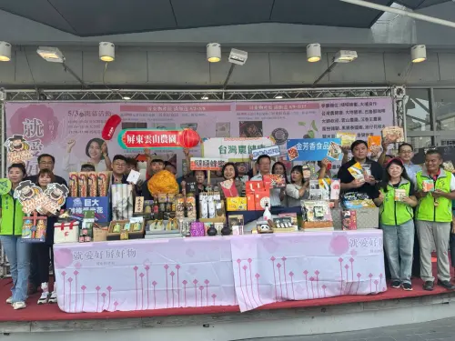 展售品項涵蓋農漁畜牧產品、伴手禮、美妝保養與文創商品,展期至5月15日止 ▲展售品項涵蓋農漁畜牧產品、伴手禮、美妝保養與文創商品,展期至5月15日止。(圖/屏東縣府提供)