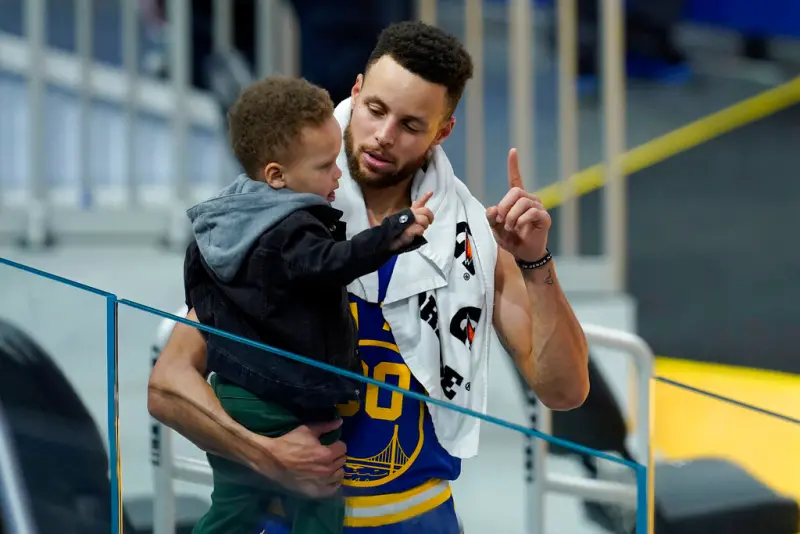 ▲Stephen Curry的兒子Canon因勇士隊輸球而沮喪不已，讓Curry在走回更衣室的通道中停下來安慰他。（圖／美聯社／達志影像）