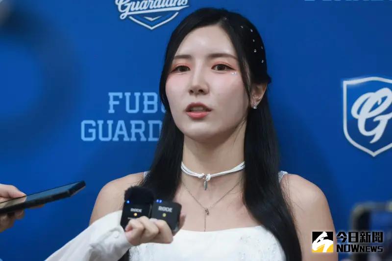 ▲韓籍啦啦隊女神南珉貞（如圖）本月16日應援時與李珠珢騎上隊旗，引發網上熱議，時隔3天，今（19）日晚間南珉貞透過社群寫下長文，痛哭著吐露「擔心與不安幾乎壓得我透不過氣。」心聲惹人不捨。（圖／記者葉政勳攝）