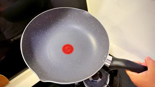 ▲家樂福母親節超值549元加價購「Tefal法國特福礦石灰不沾平底鍋」。（圖／家樂福提供）