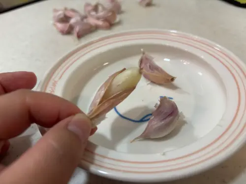 ▲使用微波剝蒜法，沒調低微波功率，第7秒時傳出「砰」爆炸聲，微熟的蒜人幾乎要脫皮而出了。（圖／記者徐銘穗攝）