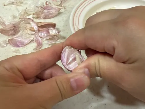 ▲用力捏下，蒜皮就會爆開，方便剝蒜皮。（圖／記者徐銘穗攝）