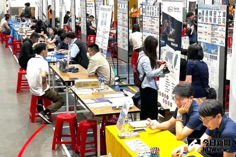 ▲高雄市政府勞工局舉辦聯合徵才活動，力挺勞工拚就業。(圖／記者黃守作攝，2025.05.03)