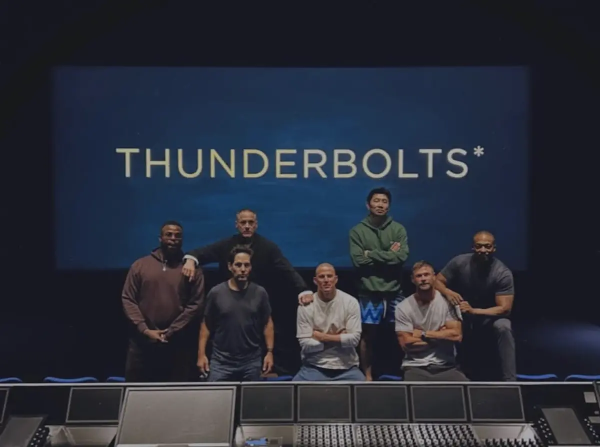 ▲「漫威一哥」小勞勃道尼（後排左）與和他合演《復仇者聯盟5》的溫斯頓杜克（前排左一起）、保羅路德、查寧塔圖、克里斯漢斯沃、安東尼麥基與劉思慕（後排右），一起搶先觀賞《雷霆特攻隊*》，還稱讚片子拍的又酷又有新鮮感。（圖／摘自IG）