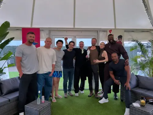 ▲《復仇者聯盟5》主要演員克里斯漢斯沃（左起）、查寧塔圖、劉思慕、保羅路德、小勞勃道尼、艾邦摩斯貝克許、凡妮莎柯比、溫斯頓杜克、安東尼麥基，在拍片空檔大合照。（圖／摘自IG）