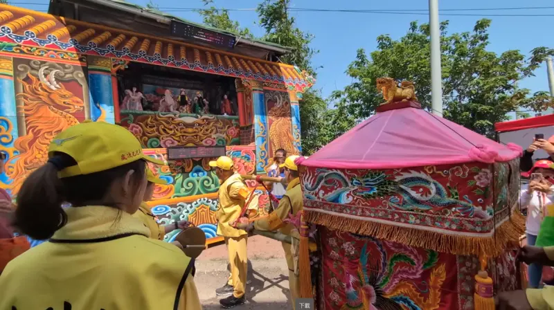 ▲白沙屯媽祖進香過程中，2日出現暖心又有趣的一幕，有民眾發現鑾轎行經台中某處時突然轉向，並停留在路邊布袋戲台前，彷彿是媽祖也想「追劇」，讓信徒直呼：「媽祖婆太可愛了吧！」（圖／翻攝自白沙屯媽祖網路電視台YT）