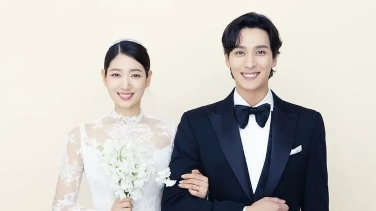 ▲韓星朴信惠（左）的老公崔泰俊（右）昨（2）日在IG上傳了去高級餐廳時所收到的迎賓卡片，上面寫著「只為兩人準備」，能看見夫妻倆在餐廳的私人包廂中度過了美好的時光。（圖／salt_ent IG）