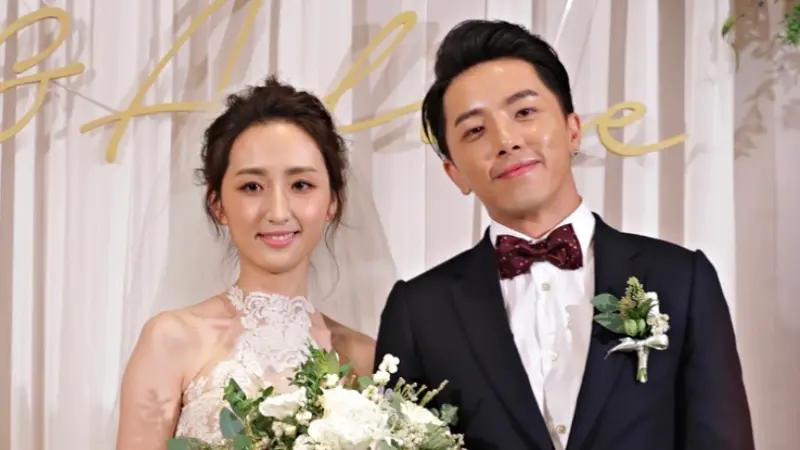 ▲柯佳嬿（左）有過4段轟轟烈烈的戀情，過盡千帆，終於找到了她的真命天子謝坤達（右），他們在2017年完成登記，正式成為夫妻。（圖／截取自IG）