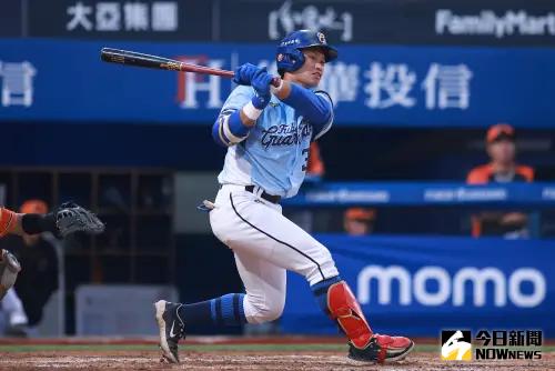 ▲富邦悍將王正棠重返一軍首戰就繳出雙安。（圖／記者葉政勳攝）