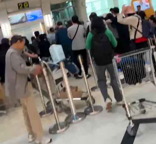 ▲越捷024轉降高雄，不少旅客在機場躁動喧嘩一事，高雄航站表示，今天都由航空公司出面處理，沒有接受到有危害公共安全的通報，航站沒有介入。(圖／民眾提供)