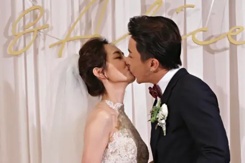 柯佳嬿(左)和謝坤達(右)愛情長跑多年。(圖/截取自IG) ▲柯佳嬿(左)和謝坤達(右)愛情長跑多年,2016年前在北海道求婚成功,2017年登記結婚,於隔年9月擺酒宴請親戚好友。(圖/截取自IG)