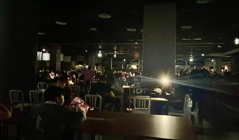 快訊／南港LaLaport又停電！美食街突一片黑　顧客用餐到一半傻眼