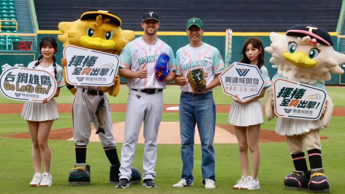 ▲興連城開發品牌日活動在澄清湖棒球場登場，興連城開發總經理周惠賓（右三）擔任開球嘉賓。（圖／記者陳美嘉翻攝）