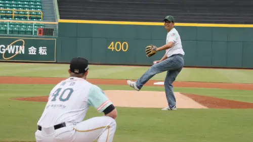 ▲興連城開發總經理周惠賓擔任開球嘉賓。(圖/記者陳美嘉翻攝) ▲興連城開發總經理周惠賓擔任開球嘉賓。(圖/記者陳美嘉翻攝)