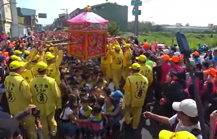白沙屯媽祖36小時急行！突然為「這群人」停下來了　暖心畫面曝光