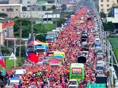 ▲2025白沙屯媽祖進香吸引近33萬人報名,追媽祖畫面十分壯觀。(圖/白沙屯媽祖網路電視台) ▲2025白沙屯媽祖進香吸引近33萬人報名,追媽祖畫面十分壯觀。(圖/白沙屯媽祖網路電視台)