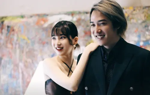 ▲饒舌歌手熊仔（右）去年求婚網紅妻子李優（左）成功，如今迎來第一胎寶寶，今（3）日開辦性別趴揭曉寶寶性別為女性，也讓熊仔開心宣布進入人生新階段。（圖／IG uriko1219）