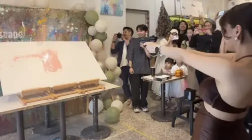 ▲李優揭曉寶寶性別。(圖/IG eatzzz7) ▲李優將玩具槍射向黑色氣球揭曉寶寶性別。(圖/IG eatzzz7)