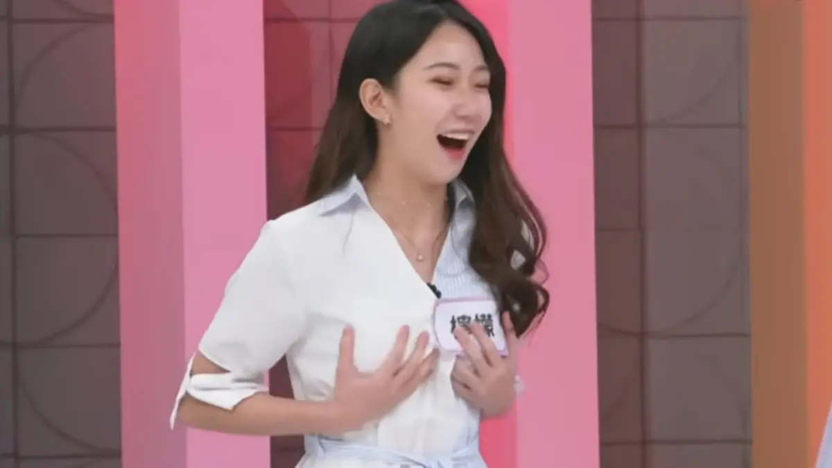 ▲富邦啦啦隊女神檸檬近期上節目分享糗事，自爆曾熱舞到一半「胸貼飛出去」，直接掉到賓客面前，讓她直呼超尷尬：「為什麼我摸得到我的小葡萄？」（圖／緯來綜合台 YouTube）