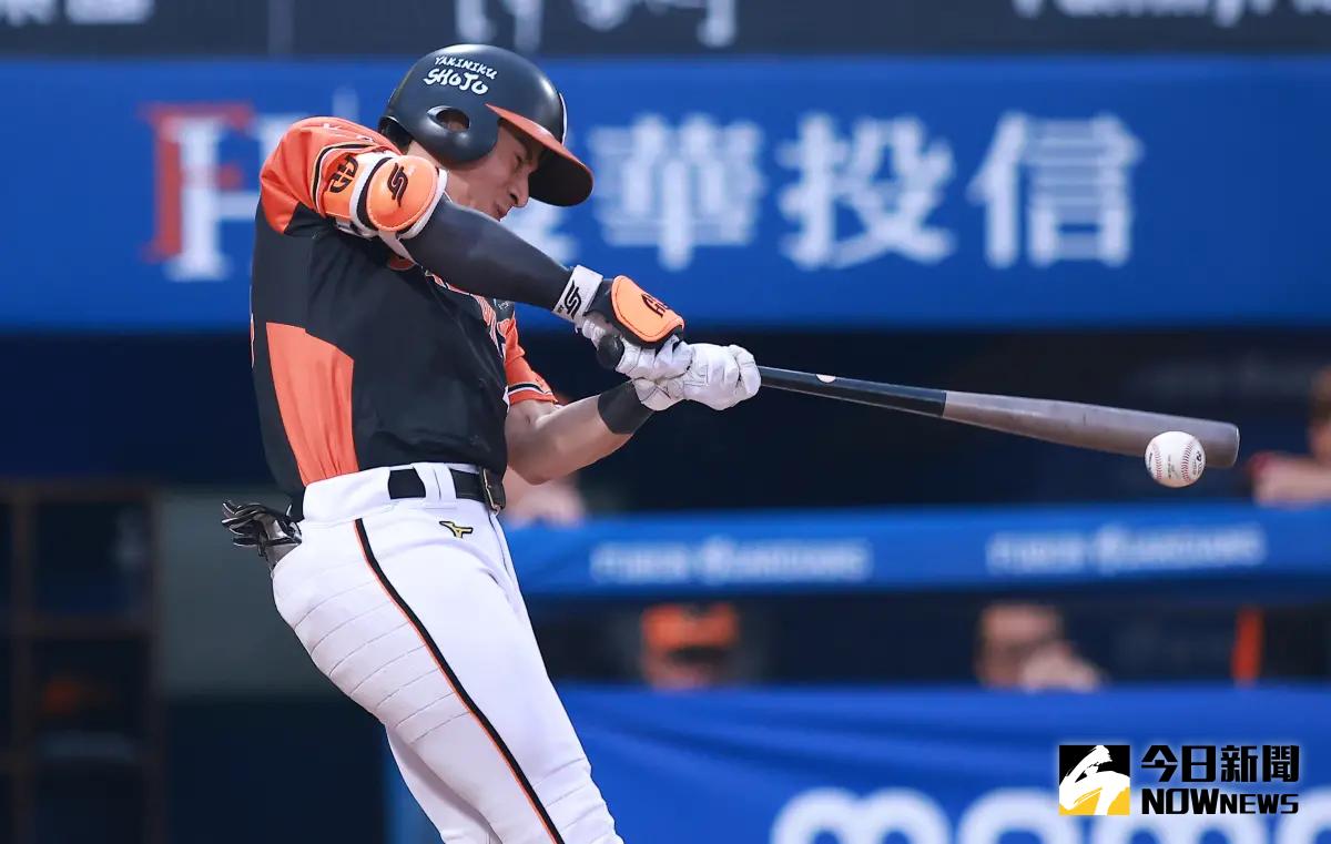 ▲ 統一獅外野手陳傑憲傷癒歸隊，全場4打數敲1安，幫助獅隊以12：2擊退樂天桃猿，點亮魔術數字M5。（圖／記者葉政勳攝 ,資料照）