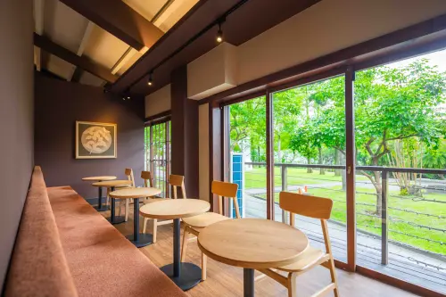 ▲大片落地玻璃窗景，為空間引入鮮活綠意。（圖／星巴克提供）