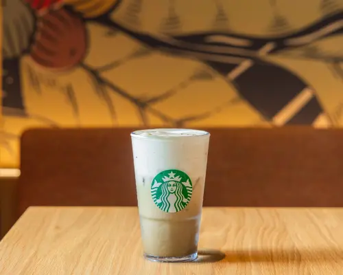 ▲麥芽豆奶福吉茶那堤，中杯150元、大杯165元、特大杯180元。（圖／星巴克提供）