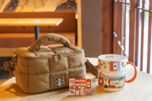 ▲左起：「棕女神尼龍肩背保冷袋」600元、「大溪風情隨行卡」150元、「大溪風情馬克杯」580元。（圖／星巴克提供）