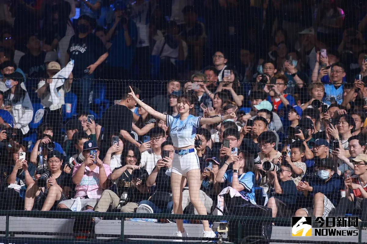 ▲新莊球場5月3日湧進11299人進場，加上澄清湖、桃園人數也破萬，為中職史上第2度「單日三地破萬」。（圖／記者葉政勳攝）