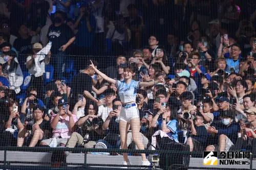 ▲富邦悍將鬧事外國球迷，一度擠在應援舞台旁的管制區合影，現場人員制止也不離開。（圖／記者葉政勳攝，資料照）