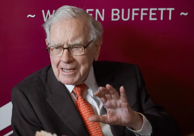 ▲「股神」巴菲特（Warren Buffett）掌舵的波克夏・海瑟威公司（Berkshire Hathaway）於美國時間3日舉行股東會，已高齡94歲的巴菲特宣布打算在今年底卸任波克夏執行長一職，並將推薦現任副董事長阿貝爾（Greg Abel）接任。資料照。（圖／美聯社／達志影像）
